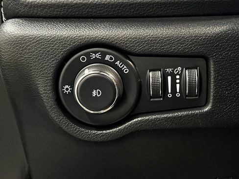 Used 2024 Chrysler Pacifica Limited FWD image 22