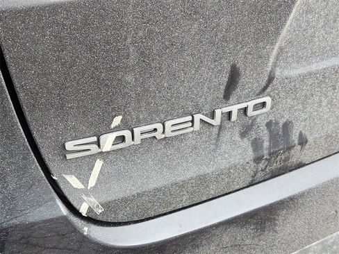 Used 2017 Kia Sorento LX w/ LX Convenience Package image 11