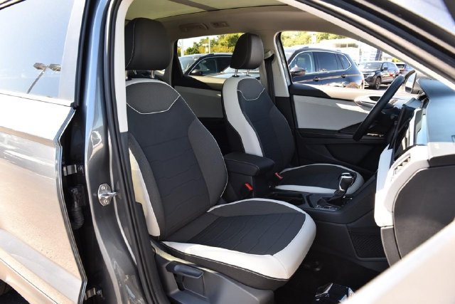 Used 2025 Volkswagen Taos SE w/ Panoramic Sunroof Package FWD image 19