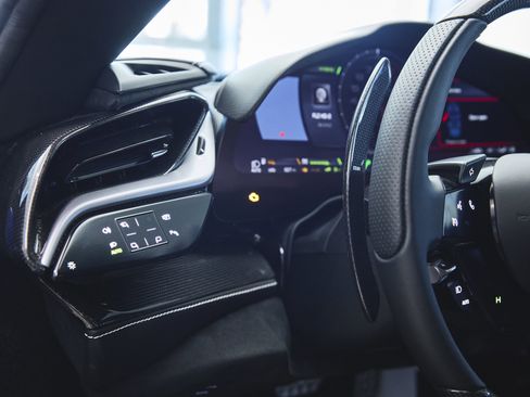 Used 2023 Ferrari SF90 Spider image 33