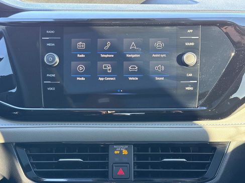 Used 2024 Volkswagen Taos SE image 4