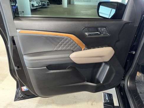 Used 2025 GMC Canyon Denali image 16