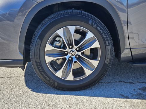 Used 2022 Toyota Highlander XLE image 11