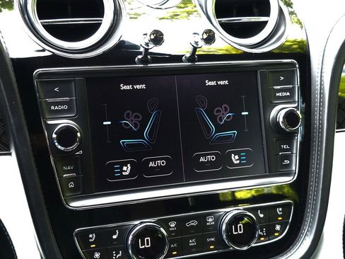 Used 2020 Bentley Bentayga Design Series image 42