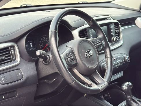 Used 2018 Kia Sorento LX image 9