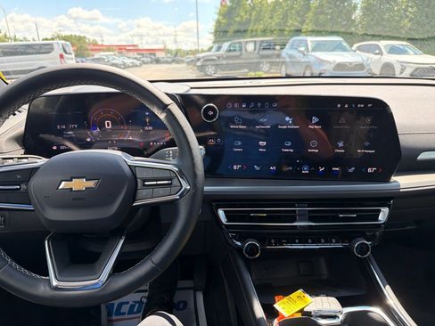 Used 2025 Chevrolet Traverse LT w/ Sun and Wheel Package FWD image 26