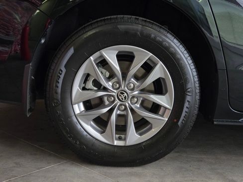 Certified 2026 Toyota Sienna XLE FWD image 5