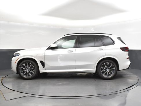 Used 2026 BMW X5 xDrive50e image 3