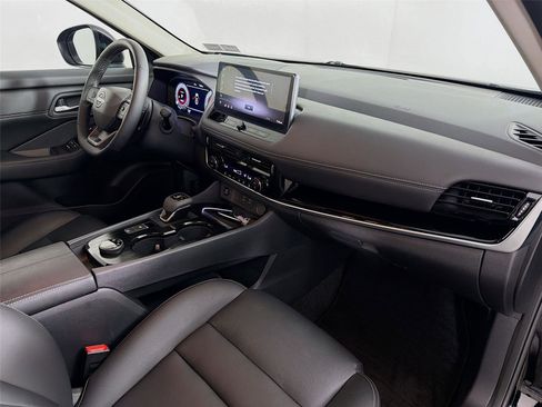 Used 2025 Nissan Rogue SL AWD/4WD image 30
