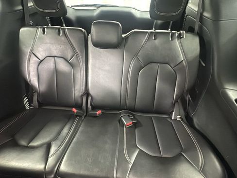 Used 2025 Chrysler Pacifica Select image 15