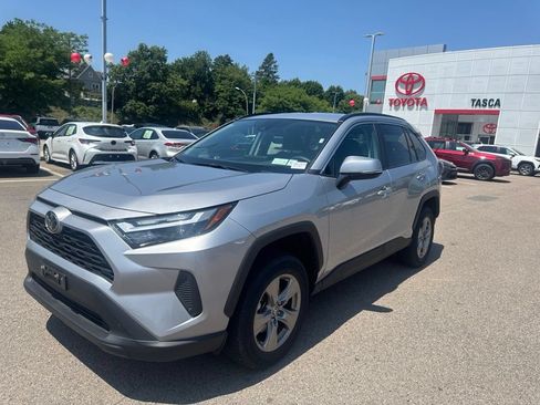 Used 2025 Toyota RAV4 XLE AWD/4WD image 2