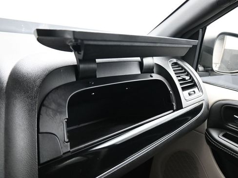 Used 2016 Dodge Grand Caravan SE image 21