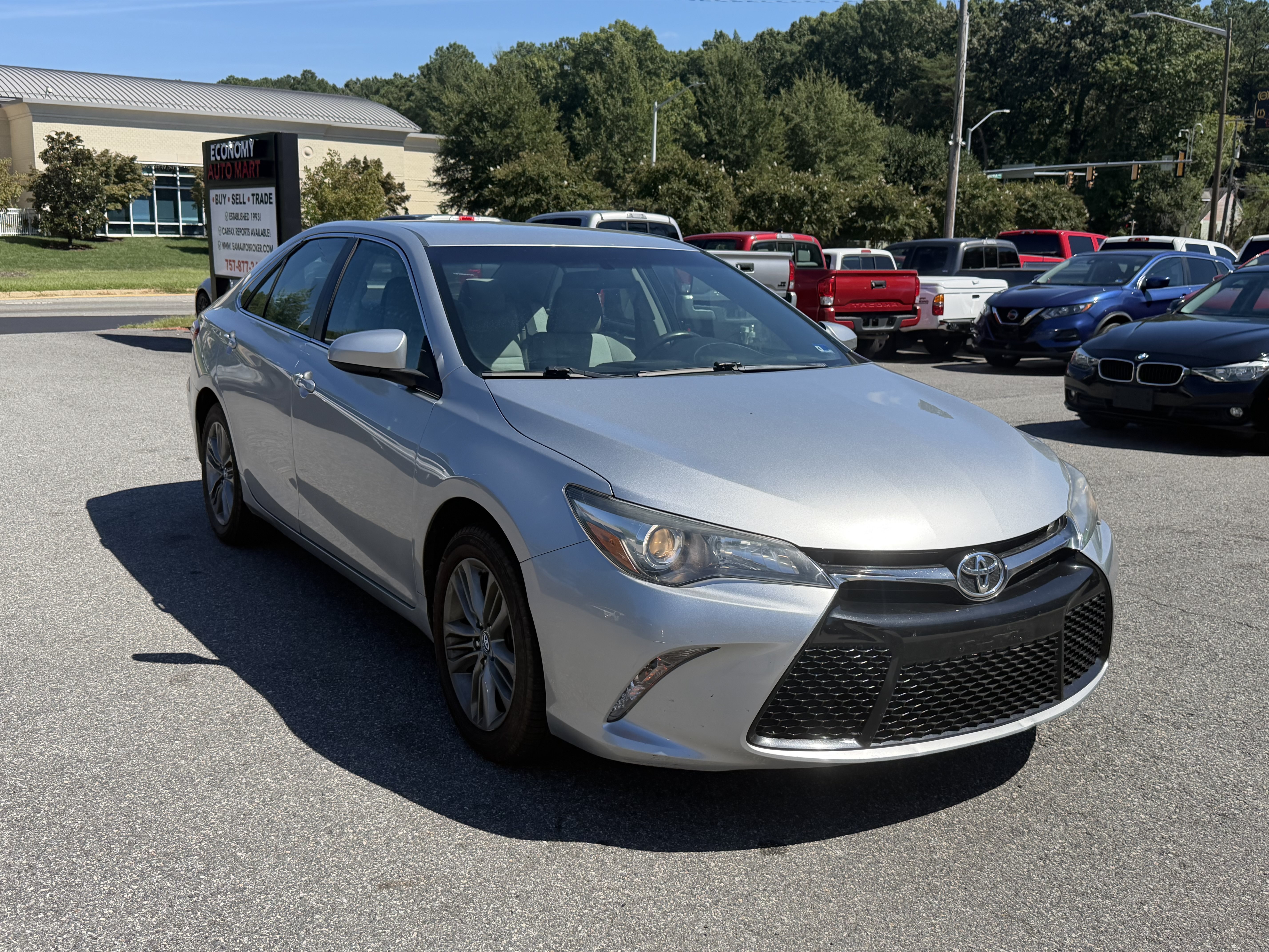 Used 2017 Toyota Camry SE FWD image 3