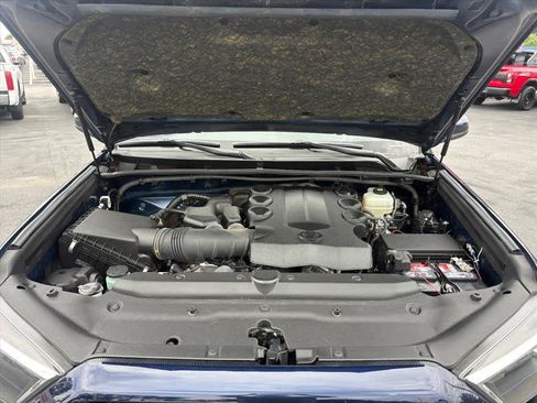 Used 2021 Toyota 4Runner SR5 AWD/4WD image 31