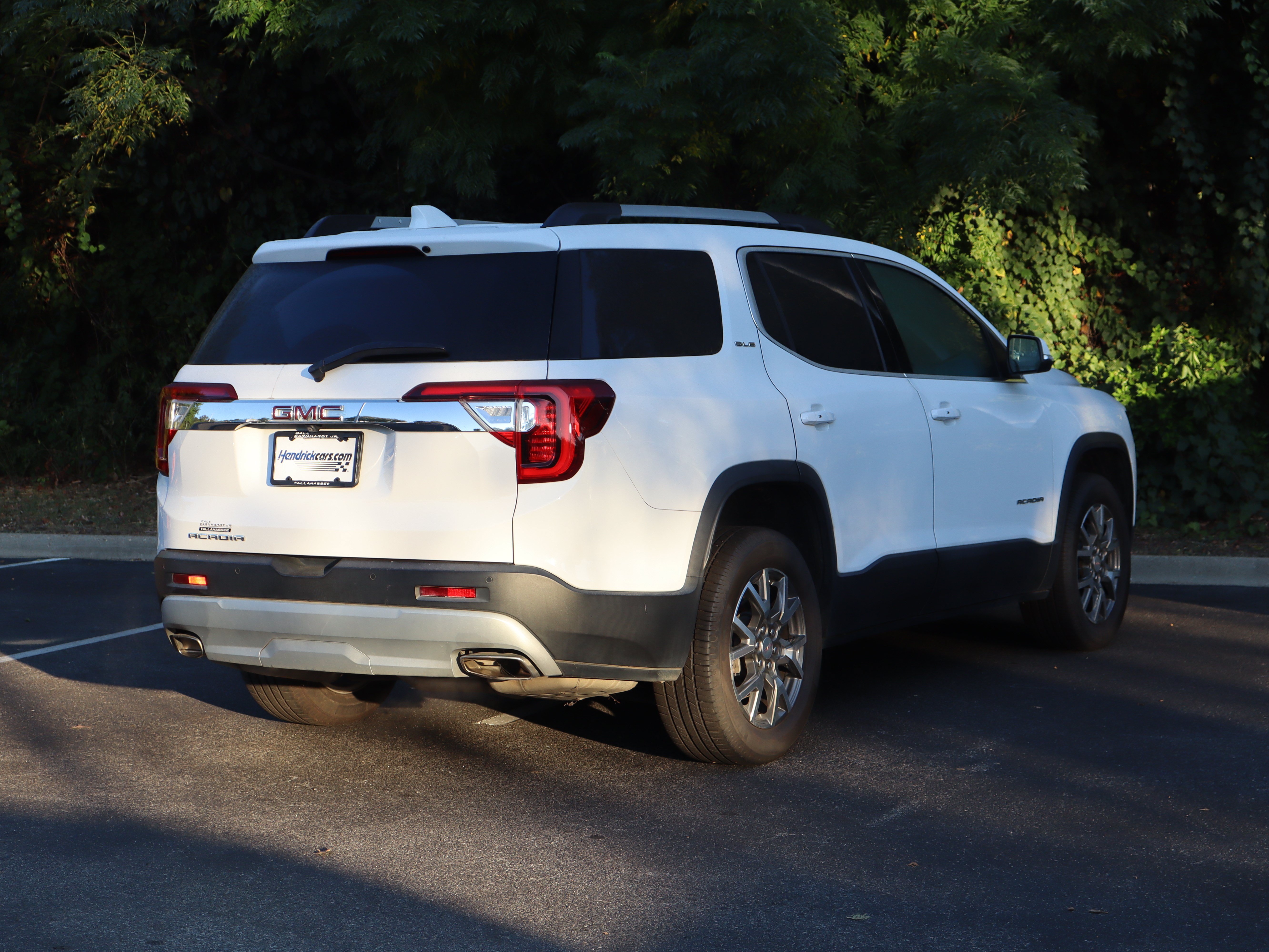 Used 2023 GMC Acadia SLE w/ Driver Convenience Package FWD image 9