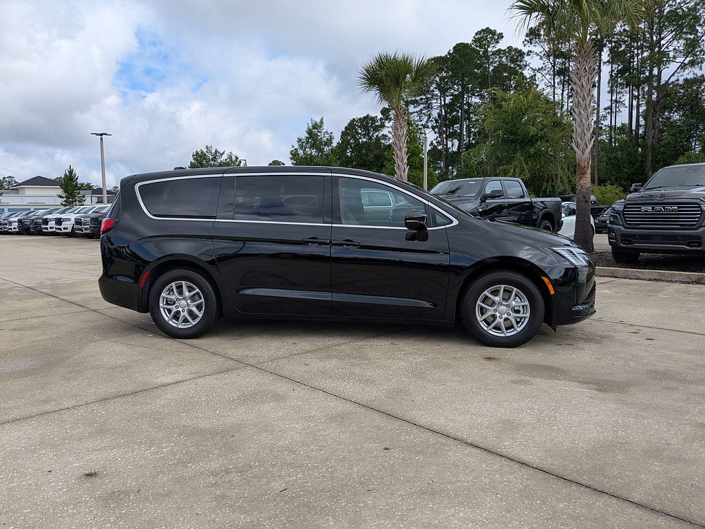 New 2027 Chrysler Pacifica Select FWD image 2