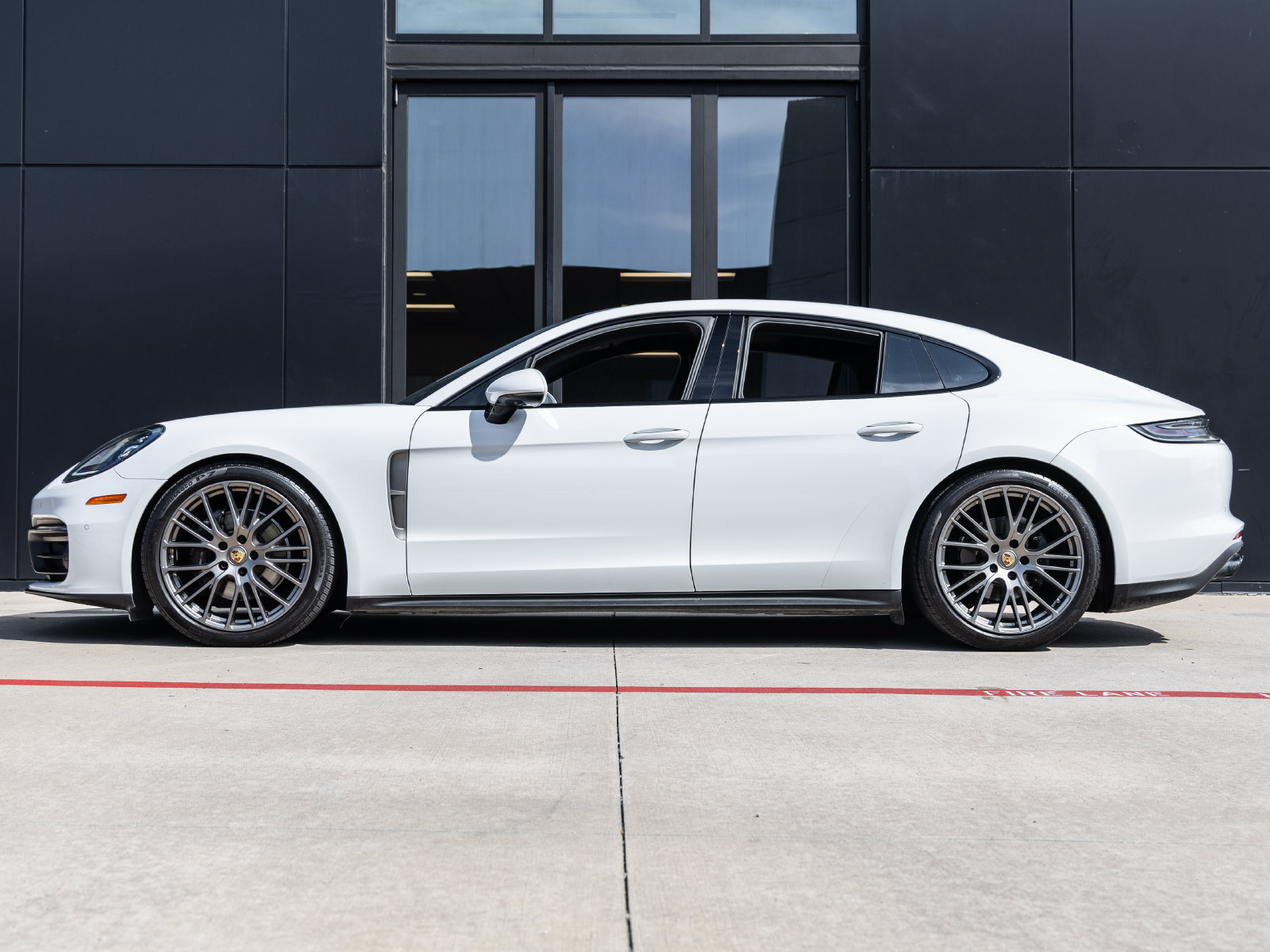 Certified 2023 Porsche Panamera 4 Platinum Edition AWD/4WD image 2