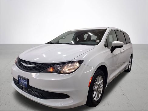 Used 2023 Chrysler Voyager LX image 2