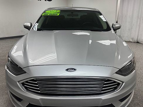 Used 2018 Ford Fusion SE w/ Fusion SE Technology Package image 2