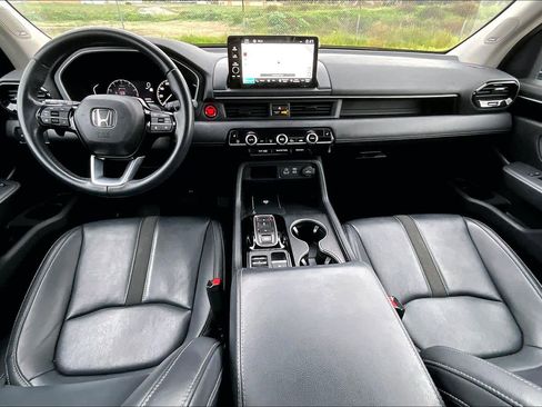Used 2023 Honda Pilot Touring image 15
