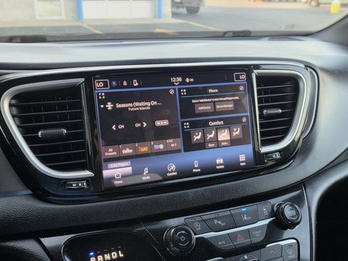 Used 2025 Chrysler Pacifica Select FWD image 54