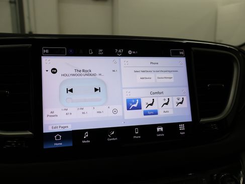 Used 2024 Chrysler Pacifica Touring-L image 47