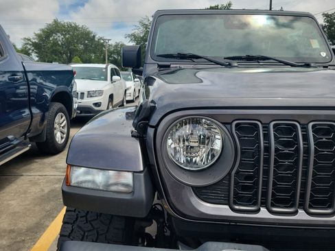 Used 2024 Jeep Gladiator Sport AWD/4WD image 6