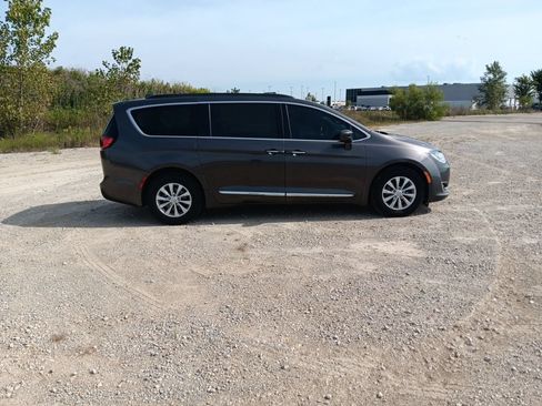 Used 2017 Chrysler Pacifica Touring-L FWD image 15