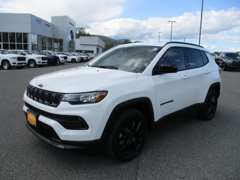 Used 2026 Jeep Compass Latitude w/ Quick Order Package 29K AWD/4WD image 1
