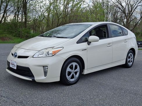 Used 2014 Toyota Prius Two FWD image 3
