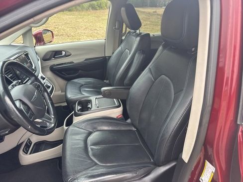 Used 2021 Chrysler Pacifica Touring-L image 16