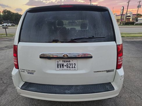 Used 2010 Chrysler Town & Country Touring Plus image 5