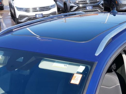 Certified 2023 Volkswagen Taos SE w/ Panoramic Sunroof Package image 11