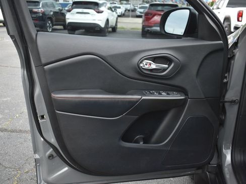 Used 2019 Jeep Cherokee Trailhawk w/ Comfort/Convenience Group AWD/4WD image 12