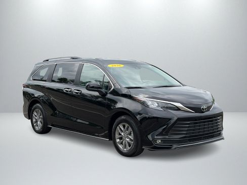 Used 2026 Toyota Sienna XLE FWD image 7