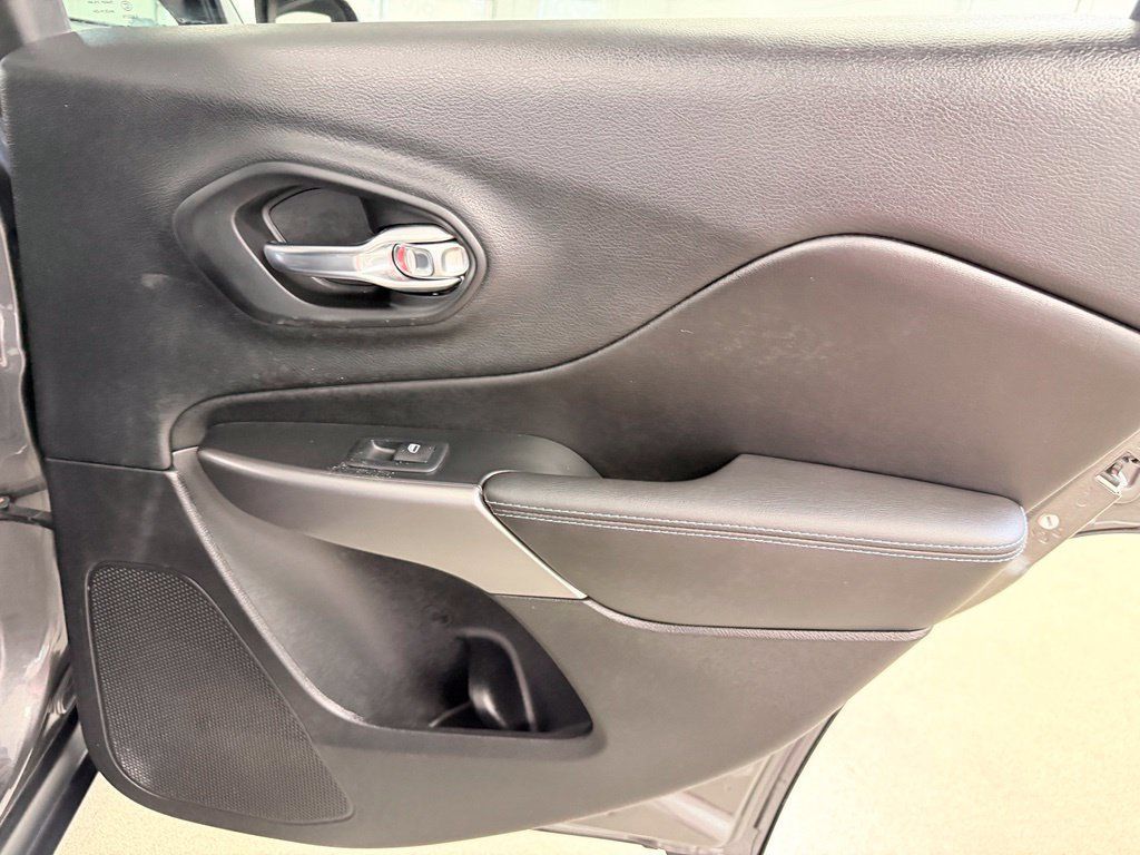 Used 2019 Jeep Cherokee Latitude Plus w/ Comfort/Convenience Group FWD image 2