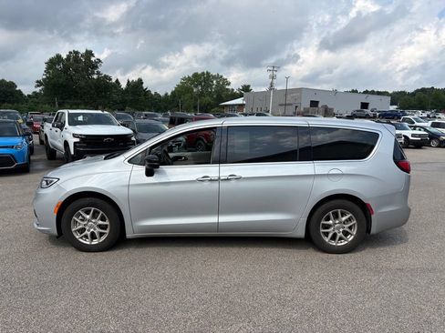 Used 2024 Chrysler Pacifica Touring-L FWD image 2