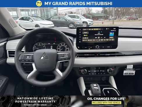 New 2026 Mitsubishi Outlander SE image 11