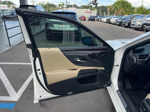 Used 2019 Lexus ES 300h Ultra Luxury w/ Accessory Package 2 FWD image 28