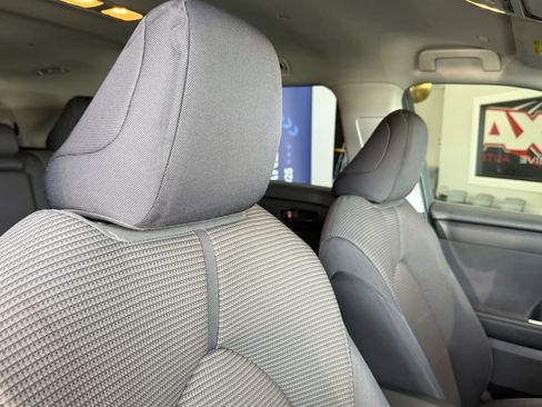 Used 2020 Toyota Highlander LE image 21