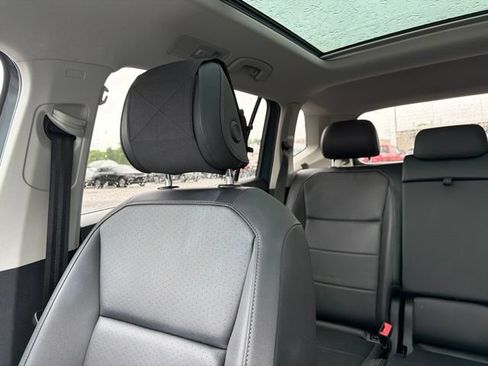 Used 2019 Volkswagen Tiguan SE w/ Panoramic Sunroof Package AWD/4WD image 9
