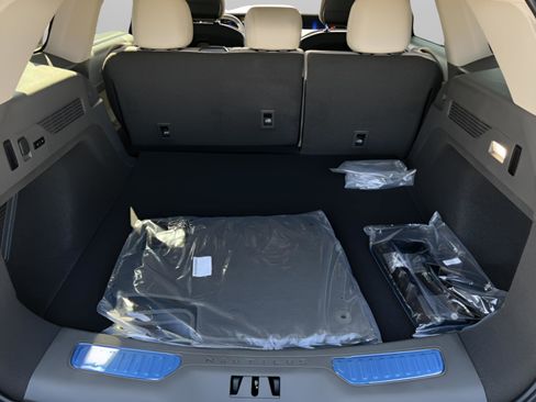 New 2025 Lincoln Nautilus Premier w/ Equipment Group 102A image 28