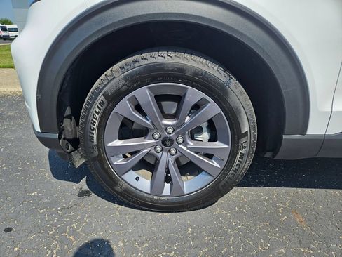Used 2021 Ford Explorer XLT w/ Equipment Group 202A AWD/4WD image 9