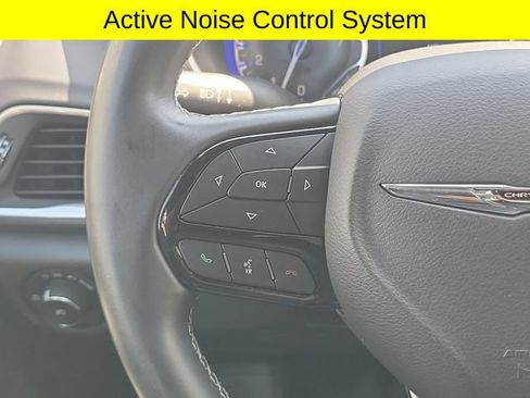 Used 2018 Chrysler Pacifica Touring-L w/ Premium Audio Group FWD image 10