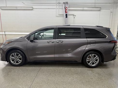 Certified 2021 Toyota Sienna Platinum image 2