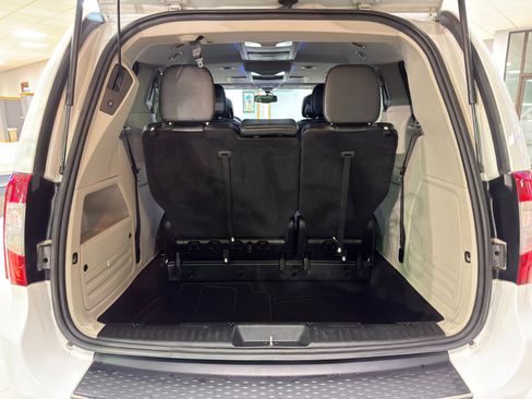 Used 2016 Chrysler Town & Country Touring-L image 56