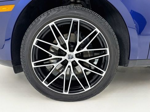 Certified 2025 Porsche Macan AWD/4WD image 33