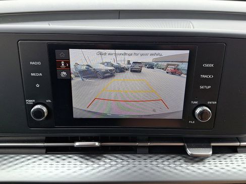 Used 2024 Kia Carnival LX image 17