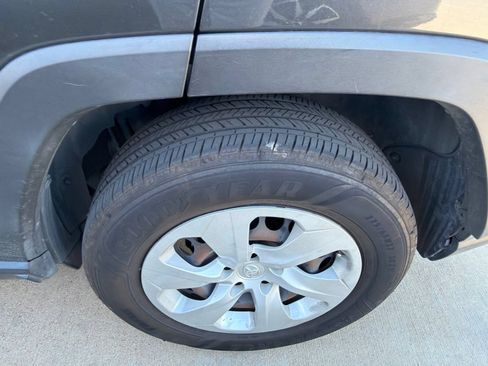 Used 2019 Toyota RAV4 LE FWD image 9
