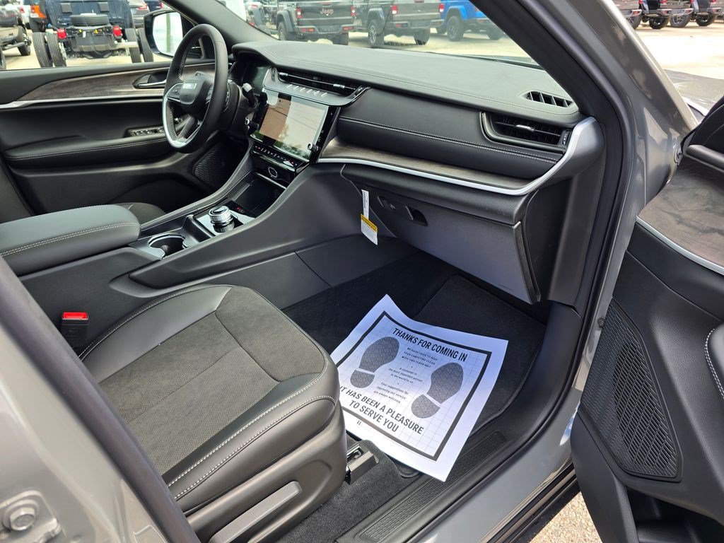 New 2027 Jeep Grand Cherokee Altitude RWD image 31